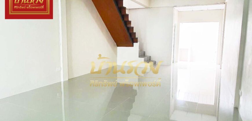 ทาวน์เฮ้าส์ 2 ชั้น หมู่บ้านวโรชา 7 บางพลี-บางบ่อ บ้านรีโนเวทใหม่ทั้งหลัง ใกล้นิคมบางพลี พร้อมเข้าอยู่