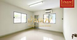 ทาวน์เฮ้าส์ 2 ชั้น *หลังมุม หมู่บ้านภูมิใจนิเวศน์ 3 โครงการ 2 บ้านรีโนเวทใหม่มีเนื้อที่ พร้อมเข้าอยู่