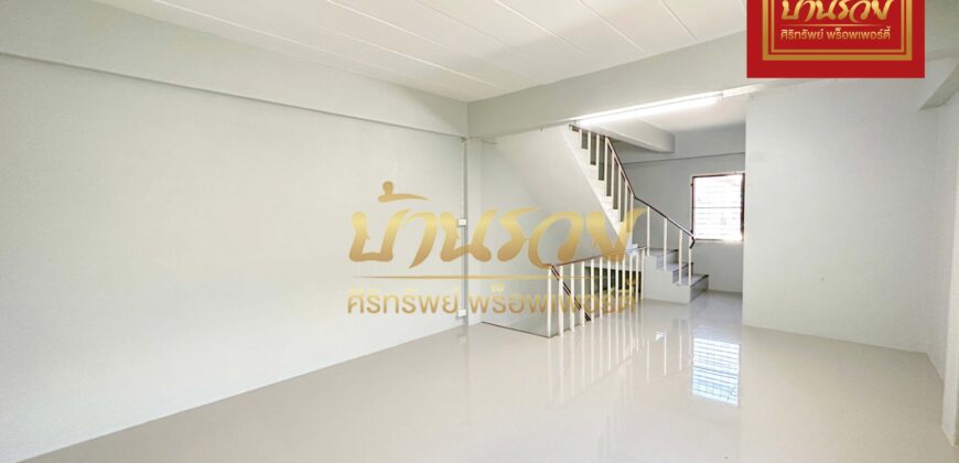 ทาวน์เฮ้าส์ 2 ชั้น *หลังมุม ซอยอยู่คง ถนนแพรกษา 5 ใกล้นิคมอุตสาหกรรมบางปู ทำเลดีเหมาะค้าขาย รีโนเวทใหม่พร้อมเข้าอยู่