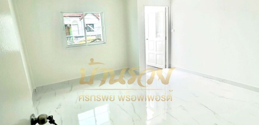 ทาวน์เฮ้าส์ 2 ชั้น หมู่บ้านวิวัฒน์โฮม ซอยเทศบาลบางปู 40 ทำเลดีใกล้รถไฟฟ้าสถานีแพรกษา รีโนเวทใหม่พร้อมเข้าอยู่