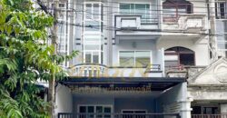 ทาวน์เฮ้าส์ 3 ชั้น หมู่บ้านบุษบา 2 (ช้างสามเศียร) ถนนสุขุมวิท รีโนเวทใหม่ ใกล้รถไฟฟ้าสถานีช้างเอราวัณ พร้อมเข้าอยู่