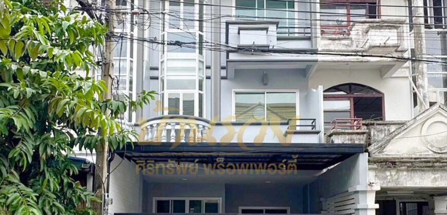 ทาวน์เฮ้าส์ 3 ชั้น หมู่บ้านบุษบา 2 (ช้างสามเศียร) ถนนสุขุมวิท รีโนเวทใหม่ ใกล้รถไฟฟ้าสถานีช้างเอราวัณ พร้อมเข้าอยู่