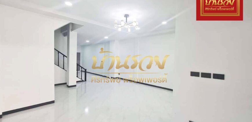 ทาวน์เฮ้าส์ 3 ชั้น หมู่บ้านบุษบา 2 (ช้างสามเศียร) ถนนสุขุมวิท รีโนเวทใหม่ ใกล้รถไฟฟ้าสถานีช้างเอราวัณ พร้อมเข้าอยู่