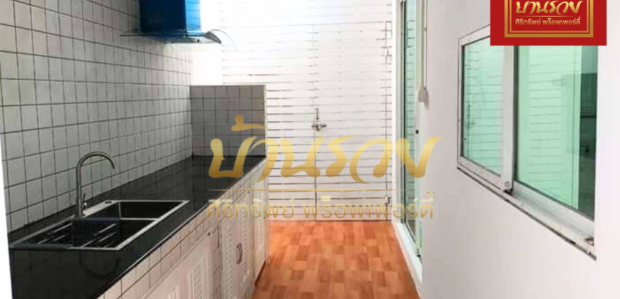 บ้านแฝด 2 ชั้น หมู่บ้านเดอะวิลเลจ บางนา-ตราด กม.10 ซอยมหาชัย ใกล้เมกาบางนา บ้านรีโนเวทใหม่ พร้อมเข้าอยู่