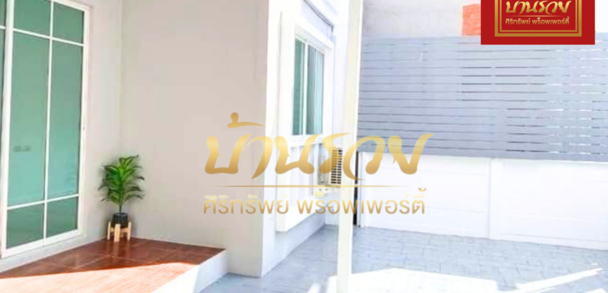 บ้านแฝด 2 ชั้น หมู่บ้านเดอะวิลเลจ บางนา-ตราด กม.10 ซอยมหาชัย ใกล้เมกาบางนา บ้านรีโนเวทใหม่ พร้อมเข้าอยู่