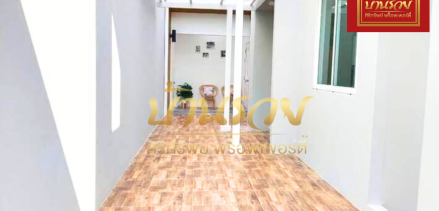 บ้านแฝด 2 ชั้น หมู่บ้านเดอะวิลเลจ บางนา-ตราด กม.10 ซอยมหาชัย ใกล้เมกาบางนา บ้านรีโนเวทใหม่ พร้อมเข้าอยู่