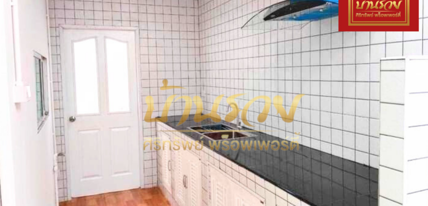 บ้านแฝด 2 ชั้น หมู่บ้านเดอะวิลเลจ บางนา-ตราด กม.10 ซอยมหาชัย ใกล้เมกาบางนา บ้านรีโนเวทใหม่ พร้อมเข้าอยู่