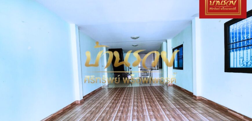 ทาวน์เฮ้าส์ 2 ชั้น ซอยเทศบาลบางปู 37 หมู่บ้านอู่ทอง ถนนแพรกษา ใกล้รถไฟฟ้าสายสีเขียว และห้างโรบินสันสมุทรปราการ บ้านรีโนเวทใหม่