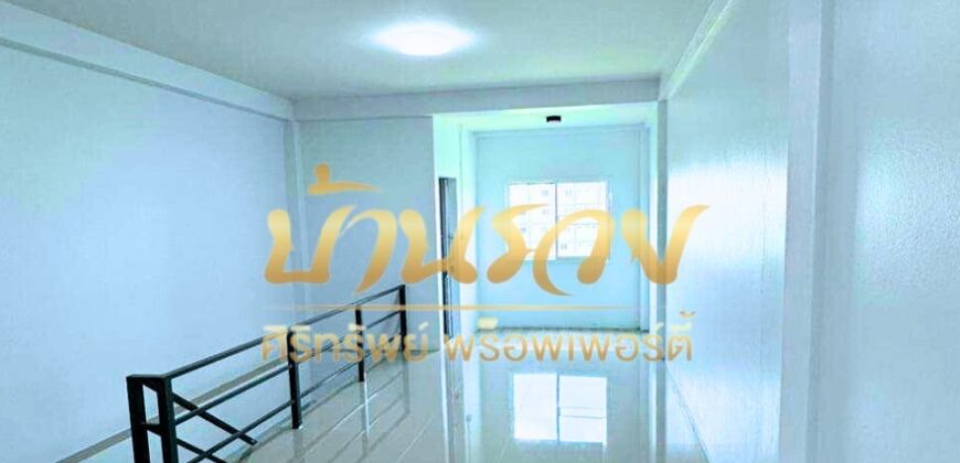 อาคารพาณิชย์ 4 ชั้น หมู่บ้านรุ่งนภาเพลส ซอยร่มเกล้า 16 ใกล้ Airport link สถานีลาดกระบัง เปลี่ยนวัสดุรีโนเวทใหม่ วัสดุพรีเมี่ยม