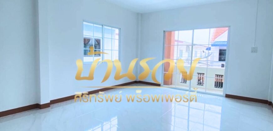 ทาวน์เฮ้าส์ 2 ชั้น หมู่บ้านไทยสมบูรณ์ ถนนประชาอุทิศ 90 ใกล้ทางด่วนสุขสวัสดิ์ บ้านรีโนเวทใหม่พร้อมเข้าอยู่