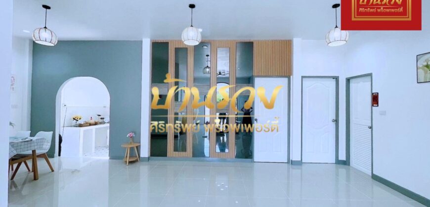 บ้านเดี่ยวชั้นเดียว หมู่บ้านชายคลอง เทพารักษ์ กม.25 (ซอยคิงคอง) ใกล้นิคมบางพลี บ้านรีโนเวทใหม่ ตกแต่งพร้อมเข้าอยู่