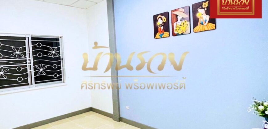 ทาวน์เฮ้าส์ 2 ชั้น หมู่บ้านชายคลอง เทพารักษ์ กม.25 (ซอยคิงคอง) ใกล้นิคมบางพลี บ้านรีโนเวทใหม่ ตกแต่งพร้อมเข้าอยู่