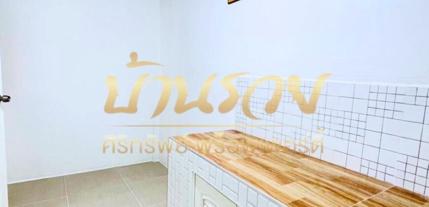 ทาวน์เฮ้าส์ 2 ชั้น หมู่บ้านชายคลอง เทพารักษ์ กม.25 (ซอยคิงคอง) ใกล้นิคมบางพลี บ้านรีโนเวทใหม่ ตกแต่งพร้อมเข้าอยู่