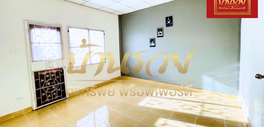 ทาวน์เฮ้าส์ 2 ชั้น หมู่บ้านชายคลอง เทพารักษ์ กม.25 (ซอยคิงคอง) ใกล้นิคมบางพลี บ้านรีโนเวทใหม่ ตกแต่งพร้อมเข้าอยู่
