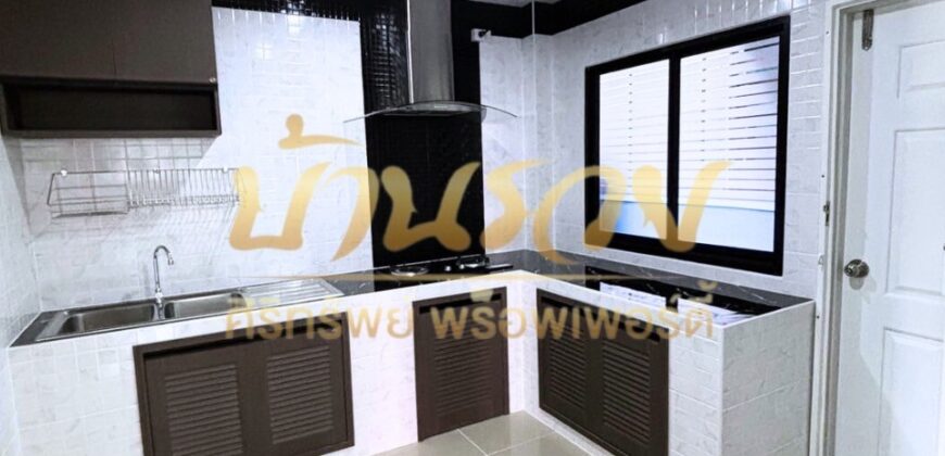 บ้านเดี่ยว 2 ชั้น หมู่บ้านแอมมิตี้บางนา-เทพารักษ์ ถนนเทพารักษ์ กม.26 ใกล้นิคมอุตสาหกรรมบางพลี พร้อมเข้าอยู่