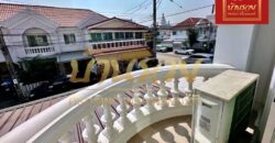 ทาวน์เฮ้าส์ 2 ชั้น หมู่บ้านนิรันดร์วิลล์ 10 ซอยวัดศรีวารีน้อย บางนา กม.18 ใกล้มหาลัยหัวเฉียว รีโนเวทใหม่