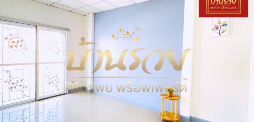 ทาวน์เฮ้าส์ 2 ชั้น หมู่บ้านชายคลอง ต้นซอย เทพารักษ์ กม.25 (ซอยคิงคอง) ใกล้นิคมบางพลี บ้านรีโนเวทใหม่ ตกแต่งพร้อมเข้าอยู่
