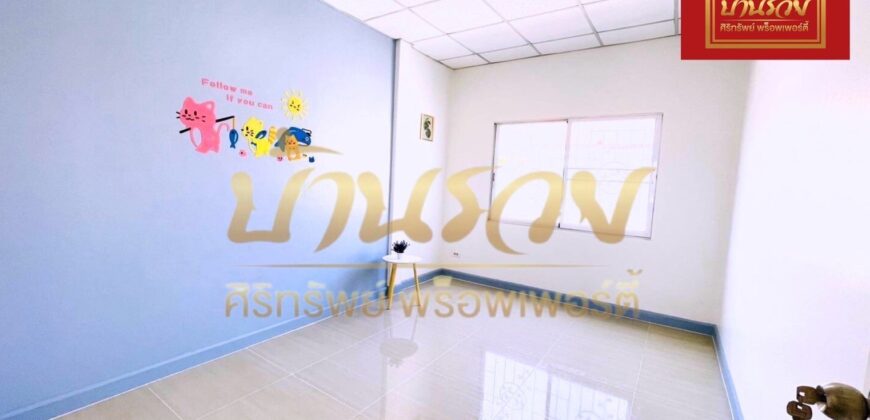 ทาวน์เฮ้าส์ 2 ชั้น หมู่บ้านชายคลอง ต้นซอย เทพารักษ์ กม.25 (ซอยคิงคอง) ใกล้นิคมบางพลี บ้านรีโนเวทใหม่ ตกแต่งพร้อมเข้าอยู่