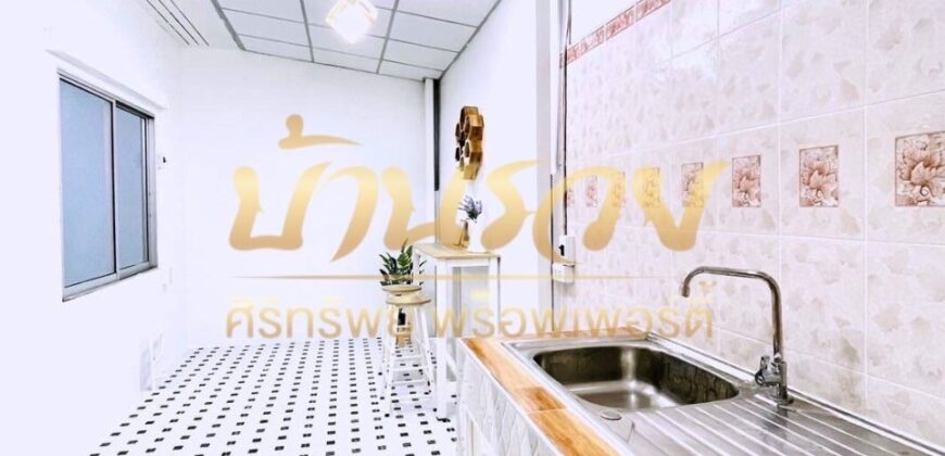 ทาวน์เฮ้าส์ 2 ชั้น หมู่บ้านชายคลอง ต้นซอย เทพารักษ์ กม.25 (ซอยคิงคอง) ใกล้นิคมบางพลี บ้านรีโนเวทใหม่ ตกแต่งพร้อมเข้าอยู่