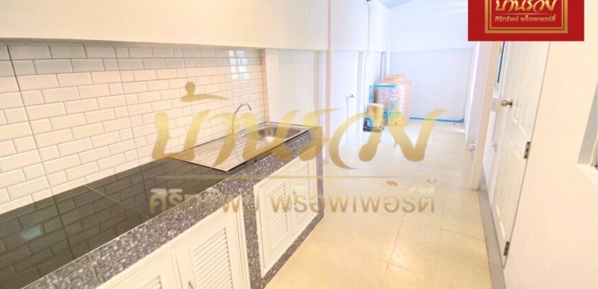 ทาวน์เฮ้าส์ 2 ชั้น หลังมุม หมู่บ้านนิรันดร์วิลล์ 12 ซอยวัดศรีวารีน้อย (บางนา-ตราด กม.8) บ้านรีโนเวทใหม่