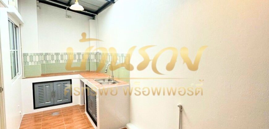 ทาวน์เฮ้าส์ 2 ชั้น หมู่บ้าน เจซิตี้ เเพรกษา ใกล้โรงเรียนสารสาสน์สมุทรปราการ รีโนเวทใหม่ พร้อมเข้าอยู่