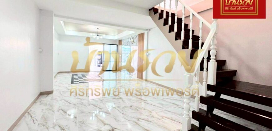 ทาวน์เฮ้าส์ 2 ชั้น หมู่บ้านร่มโพธิ์ ใกล้สี่แยกเทพารักษ์ กม.4 บ้านรีโนเวทใหม่ตกแต่งสวย พร้อมเข้าอยู่อาศัย