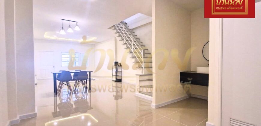 ทาวน์เฮ้าส์ 3 ชั้น หมู่บ้านนิลุบลวิลล์ ใกล้ห้างบิ๊กซีบางพลี บ้านรีโนเวทเปลี่ยนวัสดุใหม่ทั้งหลัง