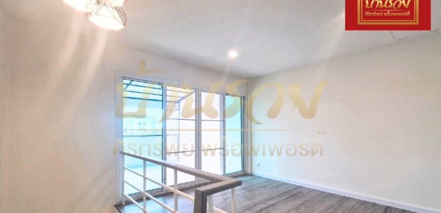 ทาวน์เฮ้าส์ 3 ชั้น หมู่บ้านนิลุบลวิลล์ ใกล้ห้างบิ๊กซีบางพลี บ้านรีโนเวทเปลี่ยนวัสดุใหม่ทั้งหลัง