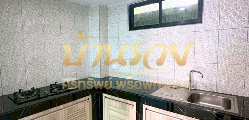 ทาวน์เฮ้าส์ 2 ชั้น หมู่บ้านไกรศักดาวัฒน์ ซอยบางปลา8 ห่างจากถนนเทพารักษ์ 200 เมตร บ้านรีโนเวทใหม่ทั้งหลัง พร้อมเข้าอยู่