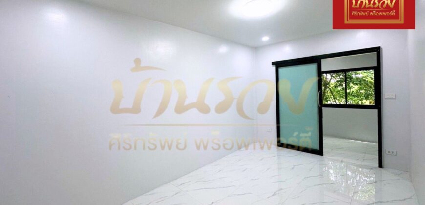 ทาวน์เฮ้าส์ 2 ชั้น หมู่บ้านไกรศักดาวัฒน์ ซอยบางปลา8 ห่างจากถนนเทพารักษ์ 200 เมตร บ้านรีโนเวทใหม่ทั้งหลัง พร้อมเข้าอยู่