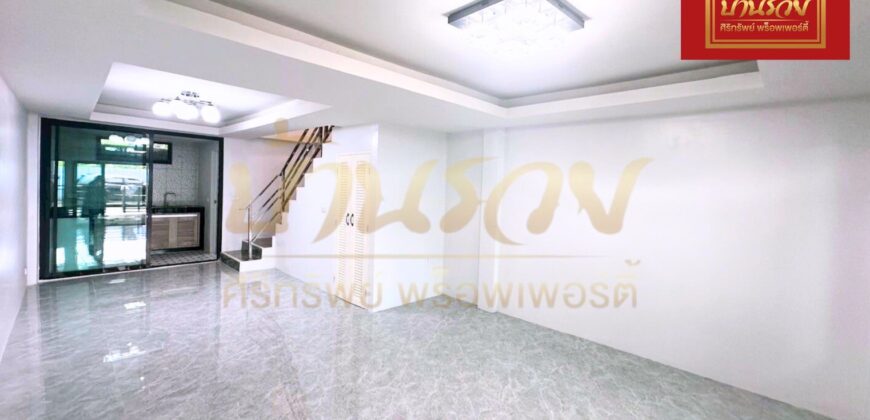 ทาวน์เฮ้าส์ 2 ชั้น หมู่บ้านไกรศักดาวัฒน์ ซอยบางปลา8 ห่างจากถนนเทพารักษ์ 200 เมตร บ้านรีโนเวทใหม่ทั้งหลัง พร้อมเข้าอยู่