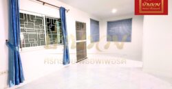 ทาวน์เฮ้าส์ 2 ชั้น หลังมุม หมู่บ้านนิรันดร์วิลล์ 12 ซอยวัดศรีวารีน้อย (บางนา-ตราด กม.8) บ้านรีโนเวทใหม่