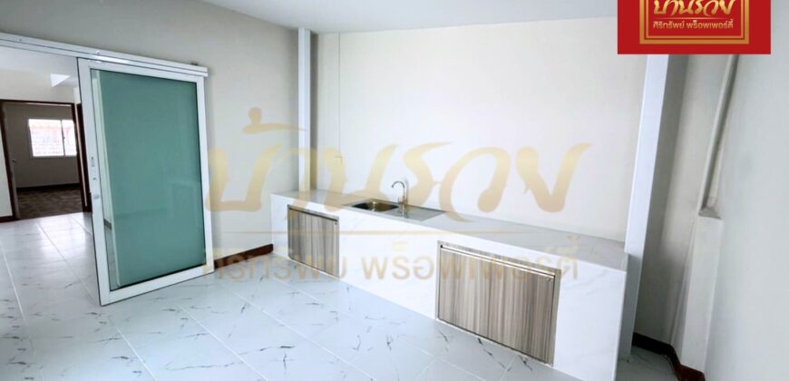 บ้านแฝด 2 ชั้น หมู่บ้านพฤกษา 15 บางพลี-ตำหรุ ใกล้นิคมอุตสาหกรรมบางปู บ้านรีโนเวทใหม่ทั้งหลัง พร้อมเข้าอยู่