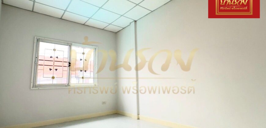 ทาวน์เฮ้าส์ 2 ชั้น หมู่บ้านชายคลอง เทพารักษ์ กม.25 (ซอยคิงคอง) ใกล้นิคมบางพลี บ้านรีโนเวทใหม่ ตกแต่งพร้อมเข้าอยู่