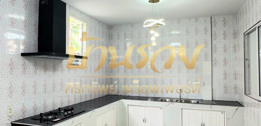 ทาวน์เฮ้าส์ 2 ชั้น หมู่บ้านชายคลอง เทพารักษ์ กม.25 (ซอยคิงคอง) ใกล้นิคมบางพลี บ้านรีโนเวทใหม่ ตกแต่งพร้อมเข้าอยู่