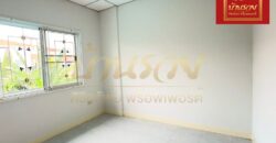 ทาวน์เฮ้าส์ 2 ชั้น หมู่บ้านชายคลอง เทพารักษ์ กม.25 (ซอยคิงคอง) ใกล้นิคมบางพลี บ้านรีโนเวทใหม่ ตกแต่งพร้อมเข้าอยู่