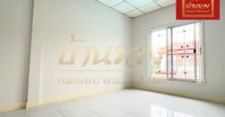 ทาวน์เฮ้าส์ 2 ชั้น หมู่บ้านชายคลอง เทพารักษ์ กม.25 (ซอยคิงคอง) ใกล้นิคมบางพลี บ้านรีโนเวทใหม่ ตกแต่งพร้อมเข้าอยู่