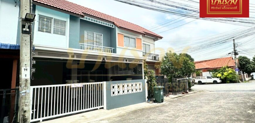 ทาวน์เฮ้าส์ 2 ชั้น หมู่บ้านชายคลอง เทพารักษ์ กม.25 (ซอยคิงคอง) ใกล้นิคมบางพลี บ้านรีโนเวทใหม่ ตกแต่งพร้อมเข้าอยู่