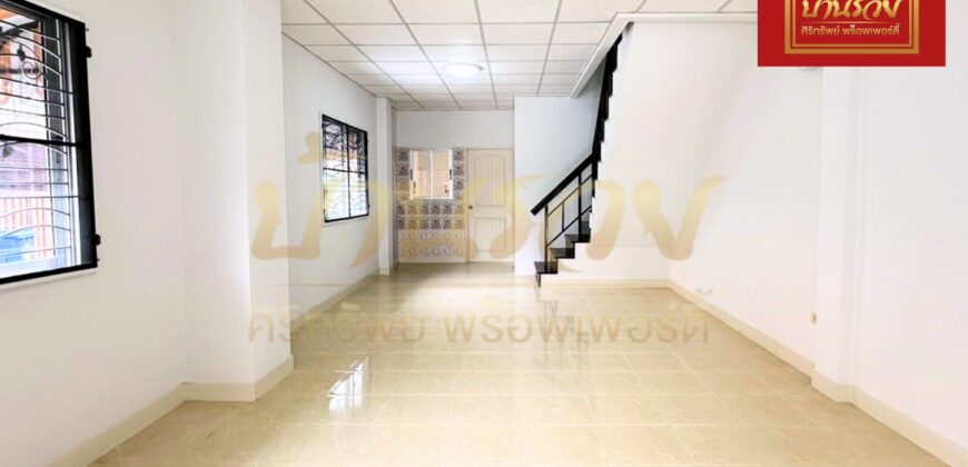 ทาวน์เฮ้าส์ 2 ชั้น หลังริม หมู่บ้านชายคลอง เทพารักษ์ กม.25 (ซอยคิงคอง) ใกล้นิคมบางพลี บ้านรีโนเวทใหม่ ตกแต่งพร้อมเข้าอยู่