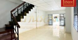 ทาวน์เฮ้าส์ 2 ชั้น หลังริม หมู่บ้านชายคลอง เทพารักษ์ กม.25 (ซอยคิงคอง) ใกล้นิคมบางพลี บ้านรีโนเวทใหม่ ตกแต่งพร้อมเข้าอยู่