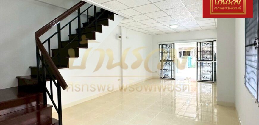 ทาวน์เฮ้าส์ 2 ชั้น หลังริม หมู่บ้านชายคลอง เทพารักษ์ กม.25 (ซอยคิงคอง) ใกล้นิคมบางพลี บ้านรีโนเวทใหม่ ตกแต่งพร้อมเข้าอยู่