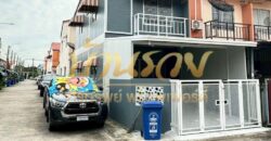 ทาวน์เฮ้าส์ 2 ชั้น หลังริม หมู่บ้านชายคลอง เทพารักษ์ กม.25 (ซอยคิงคอง) ใกล้นิคมบางพลี บ้านรีโนเวทใหม่ ตกแต่งพร้อมเข้าอยู่