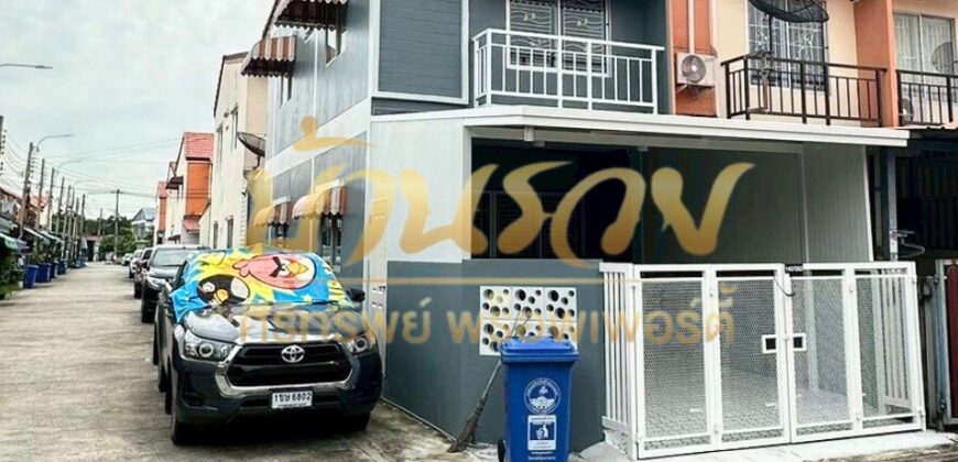 ทาวน์เฮ้าส์ 2 ชั้น หลังริม หมู่บ้านชายคลอง เทพารักษ์ กม.25 (ซอยคิงคอง) ใกล้นิคมบางพลี บ้านรีโนเวทใหม่ ตกแต่งพร้อมเข้าอยู่
