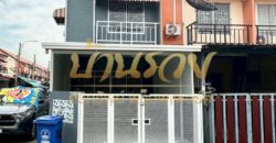 ทาวน์เฮ้าส์ 2 ชั้น หลังริม หมู่บ้านชายคลอง เทพารักษ์ กม.25 (ซอยคิงคอง) ใกล้นิคมบางพลี บ้านรีโนเวทใหม่ ตกแต่งพร้อมเข้าอยู่