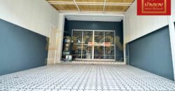 ทาวน์เฮ้าส์ 2 ชั้น หลังริม หมู่บ้านชายคลอง เทพารักษ์ กม.25 (ซอยคิงคอง) ใกล้นิคมบางพลี บ้านรีโนเวทใหม่ ตกแต่งพร้อมเข้าอยู่