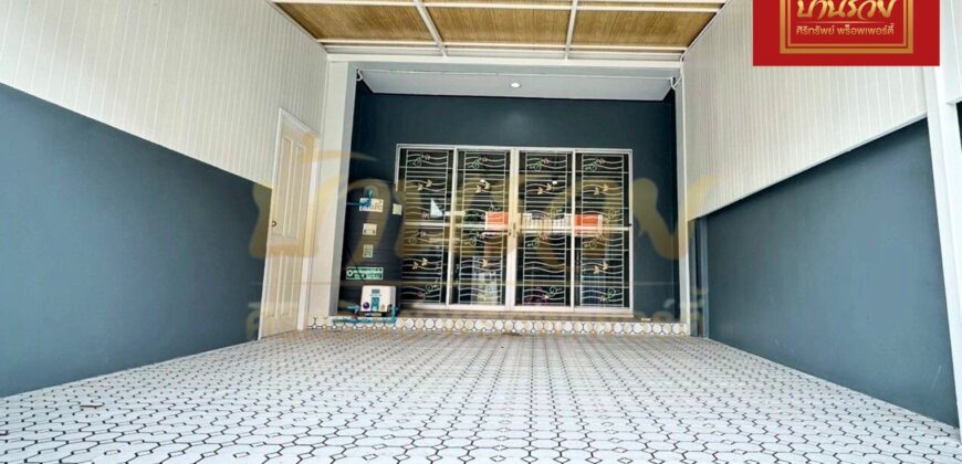 ทาวน์เฮ้าส์ 2 ชั้น หลังริม หมู่บ้านชายคลอง เทพารักษ์ กม.25 (ซอยคิงคอง) ใกล้นิคมบางพลี บ้านรีโนเวทใหม่ ตกแต่งพร้อมเข้าอยู่