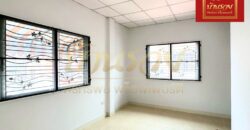 ทาวน์เฮ้าส์ 2 ชั้น หลังริม หมู่บ้านชายคลอง เทพารักษ์ กม.25 (ซอยคิงคอง) ใกล้นิคมบางพลี บ้านรีโนเวทใหม่ ตกแต่งพร้อมเข้าอยู่