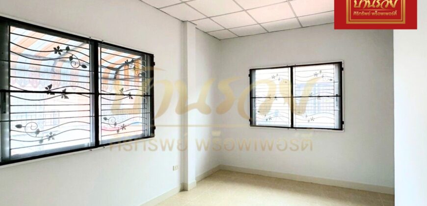 ทาวน์เฮ้าส์ 2 ชั้น หลังริม หมู่บ้านชายคลอง เทพารักษ์ กม.25 (ซอยคิงคอง) ใกล้นิคมบางพลี บ้านรีโนเวทใหม่ ตกแต่งพร้อมเข้าอยู่