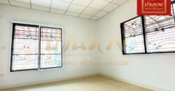 ทาวน์เฮ้าส์ 2 ชั้น หลังริม หมู่บ้านชายคลอง เทพารักษ์ กม.25 (ซอยคิงคอง) ใกล้นิคมบางพลี บ้านรีโนเวทใหม่ ตกแต่งพร้อมเข้าอยู่