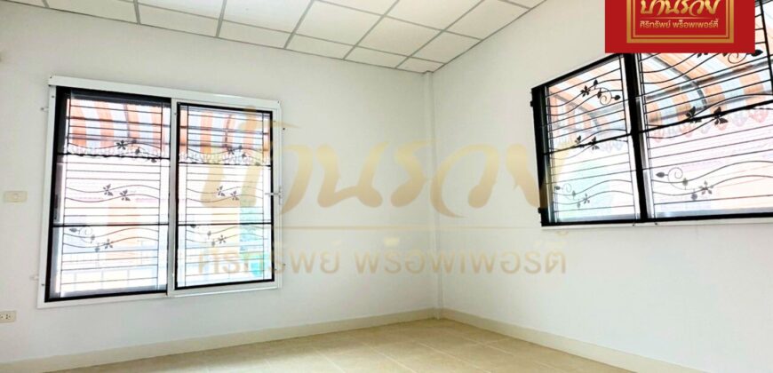 ทาวน์เฮ้าส์ 2 ชั้น หลังริม หมู่บ้านชายคลอง เทพารักษ์ กม.25 (ซอยคิงคอง) ใกล้นิคมบางพลี บ้านรีโนเวทใหม่ ตกแต่งพร้อมเข้าอยู่